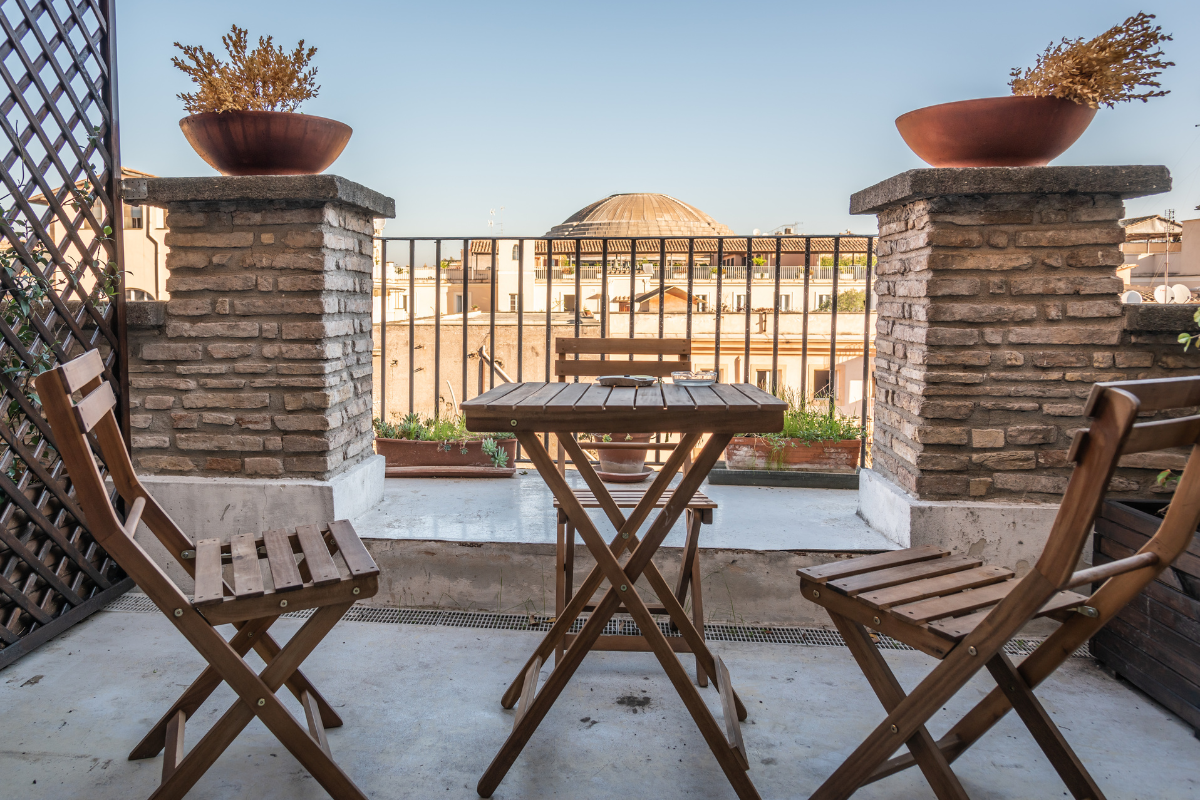 Mesa de madera para balcón: mira 5 opciones para tu espacio gourmet