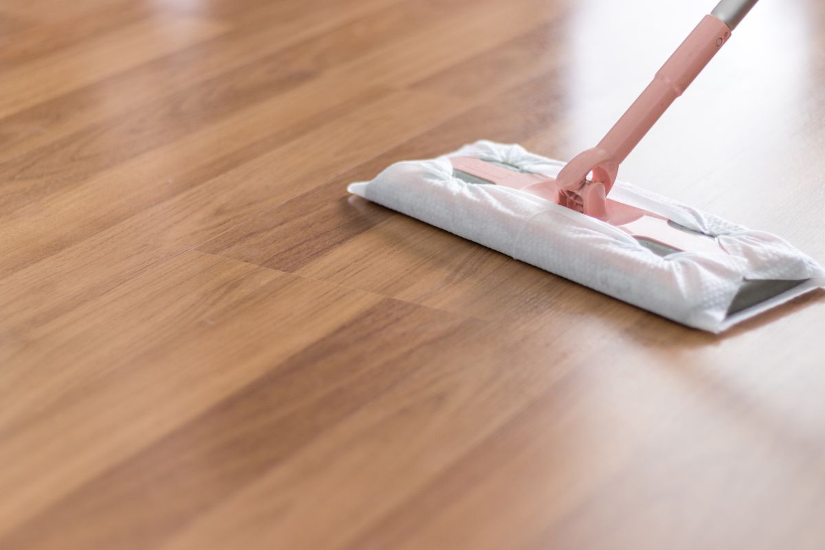 Limpador de piso poderoso: veja como você derrete a sujeira com este produto caseiro - Foto: Canva pro