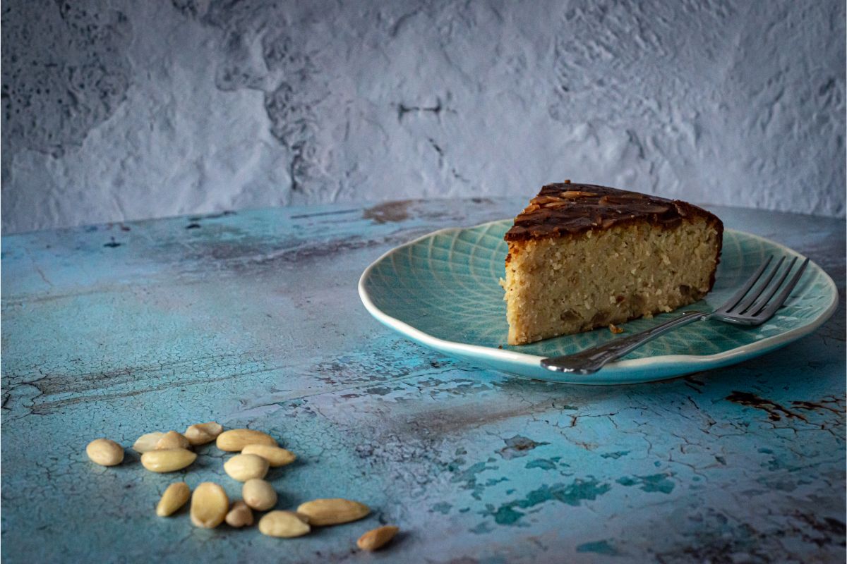 Como você faz um bolo delicioso com farinha de amêndoa?  Receita simples e prática.  Foto: Canva