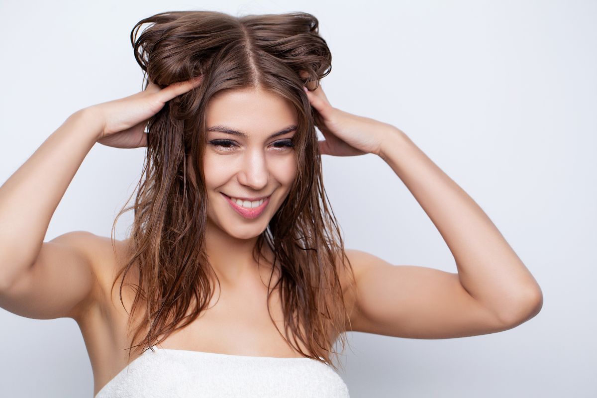 Como fazer reconstrução capilar gastando pouco: bom para o cabelo e para o bolso!  - Fonte: Canva