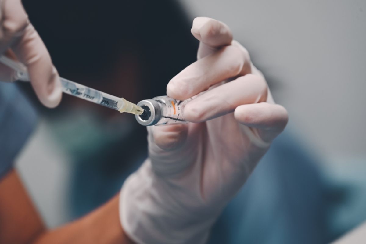 Anvisa recebe pedido para registrar, de forma definitiva, a Coronavac. Foto: Canva Anvisa recebe pedido para registrar, de forma definitiva, a Coronavac. Foto: Canva