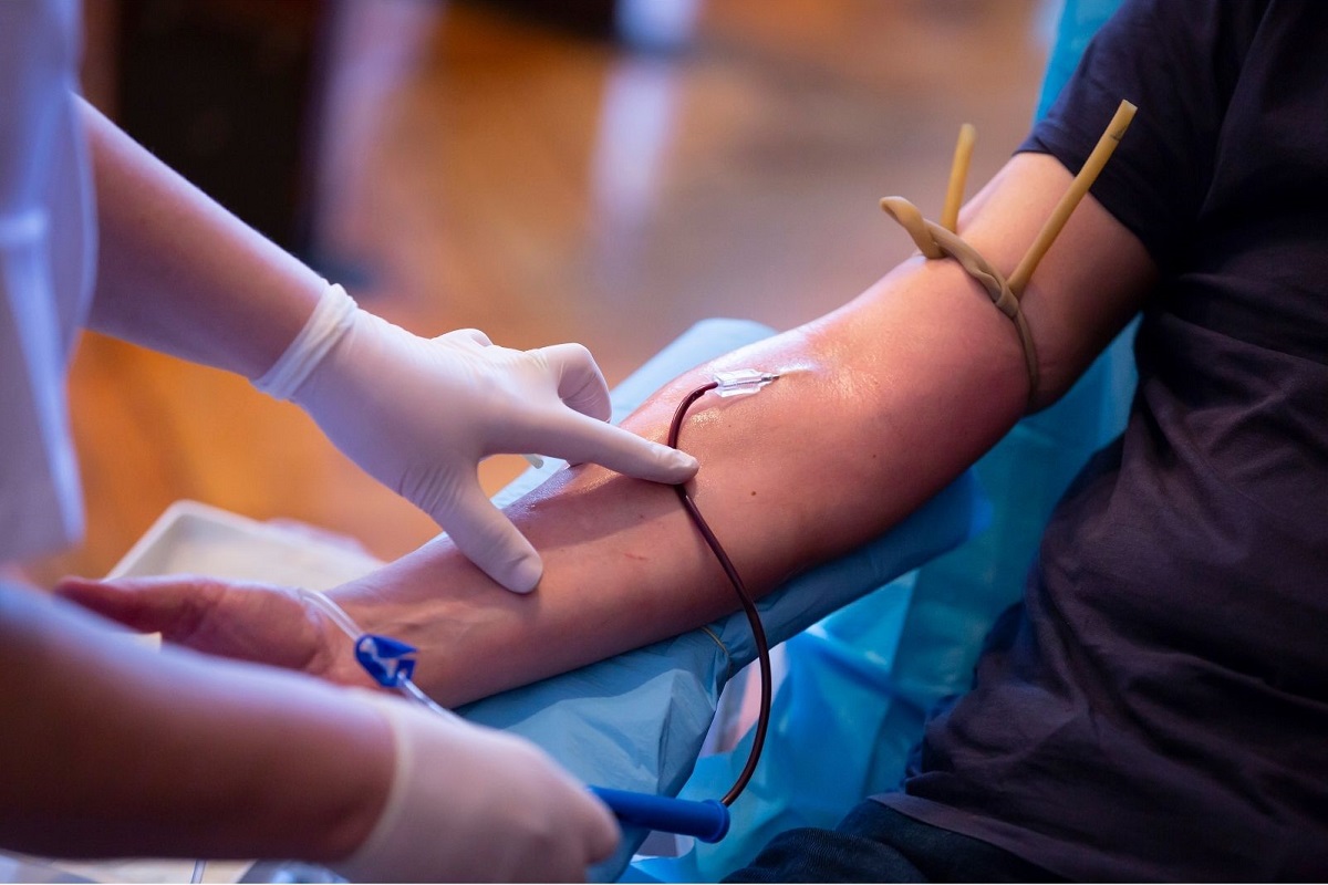 Pessoa fazendo a doação de sangue - Imagem do Canva Pessoa fazendo a doação de sangue - Imagem do Canva