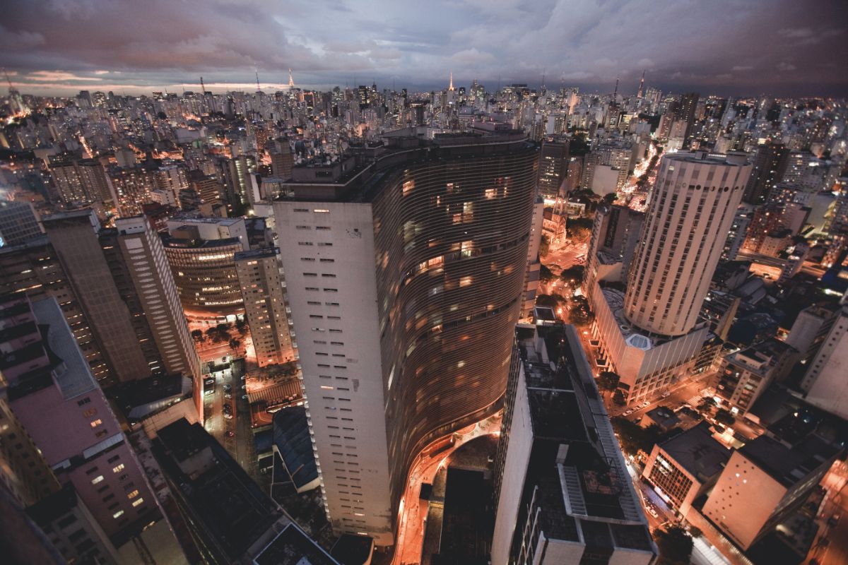 Bombeiros paralisam controle do incêndio em São Paulo por risco de desmoronamento. Foto: Canva Bombeiros paralisam controle do incêndio em São Paulo por risco de desmoronamento. Foto: Canva