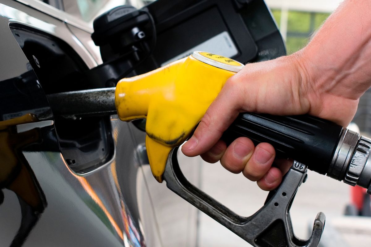Gasolina: preço cai, se aproxima do patamar de 2021, mas está acima de 2020. Foto: Canva Gasolina: preço cai, se aproxima do patamar de 2021, mas está acima de 2020. Foto: Canva