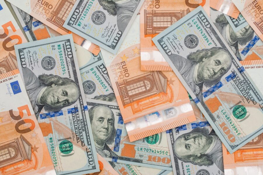 Euro hoje estaciona em R$ 5,8365 e viagem para Europa custa R$ 584 por dia só no câmbio — Selic a 14,5% oferece alternativa