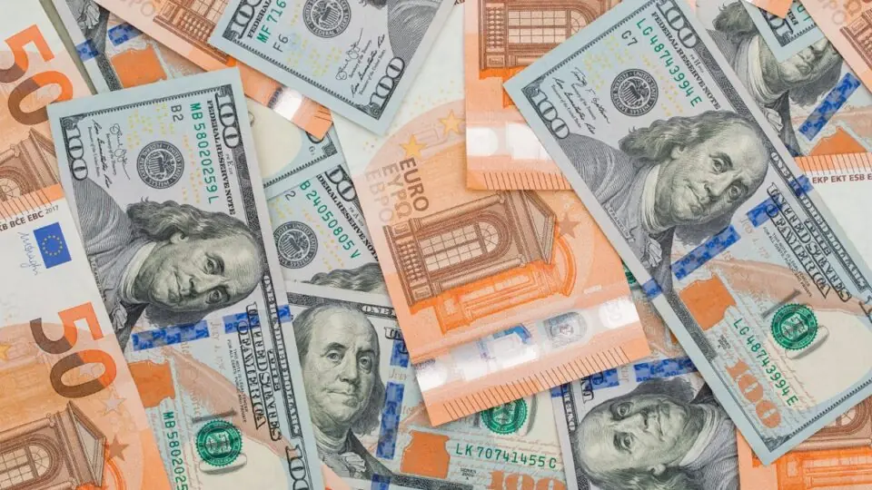 Euro vale menos que o dólar pela primeira vez em 20 anos; entenda os motivos - Freepik