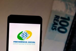 Inscrições abertas para concurso público do INSS com mil vagas e salario de R$ 5.905,79. Fonte: Canva