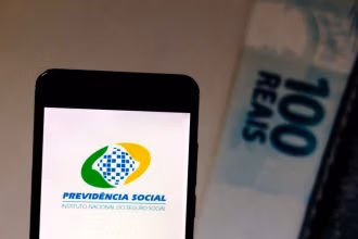 Inscrições abertas para concurso público do INSS com mil vagas e salario de R$ 5.905,79. Fonte: Canva