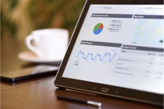 Qual banco digital me renderia R$1.000 mensais, com menos dinheiro investido; Nubank ou C6 Bank? Foto: Canva