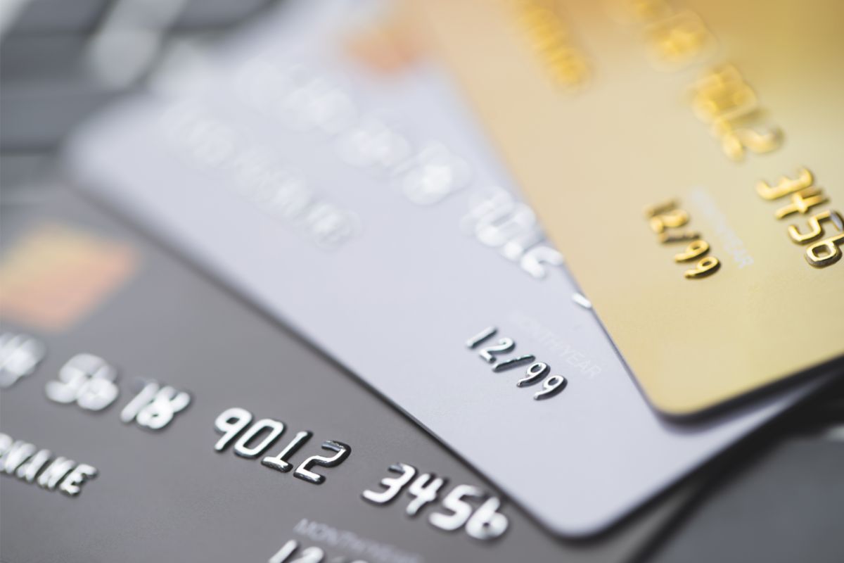 Cartão de crédito: saiba porque deve fugir do chamado ‘rotativo’ e se surpreenda com os valores. Foto: Canva
