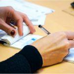 Você ainda usa cheque? Saiba as vantagens e desvantagens desse modo de pagamento. Foto: Canva