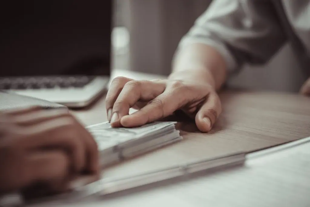 Dívidas: ficou desempregado e não consegue pagar uma conta? Veja como evitar o nome sujo. Foto: Canva