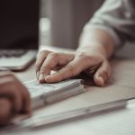 Dívidas: ficou desempregado e não consegue pagar uma conta? Veja como evitar o nome sujo. Foto: Canva