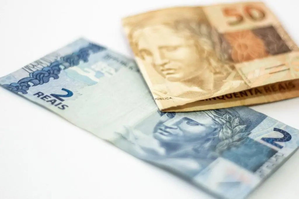 Lotomania: concurso 2391 nesta segunda-feira (14) tem prêmio de R$ 1,7 milhão; dá para comprar uma Mercedes elétrica. Foto: Canva