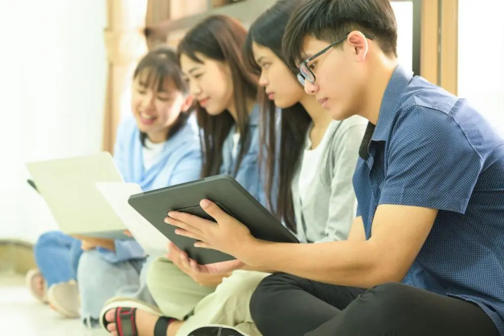 ID Jovem: pessoas de até 29 anos podem ter benefícios exclusivos; veja como - Reprodução Canva