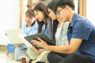 ID Jovem: pessoas de até 29 anos podem ter benefícios exclusivos; veja como - Reprodução Canva