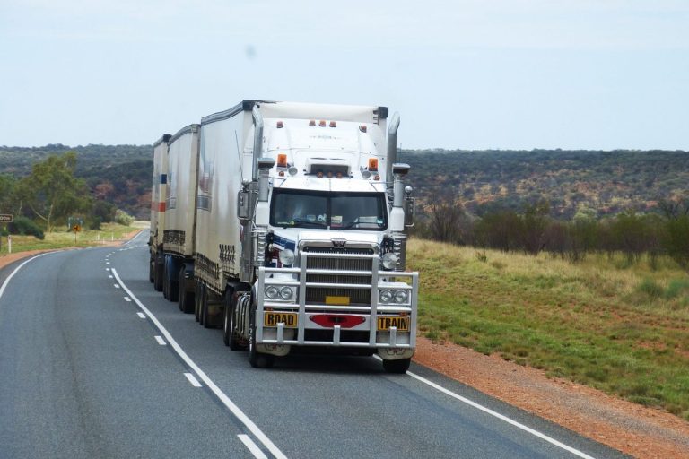 Você já recebe o auxílio caminhoneiro? Prazo para autodeclaração acabará no dia 7 de novembro de 2022. Fonte: Pixabay