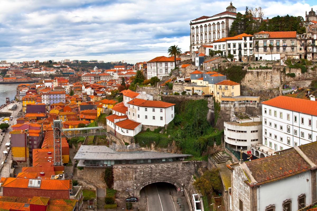 Emprego em Portugal: saiba como ir ao país europeu e buscar uma vaga fácil e legal. Foto: Canva
