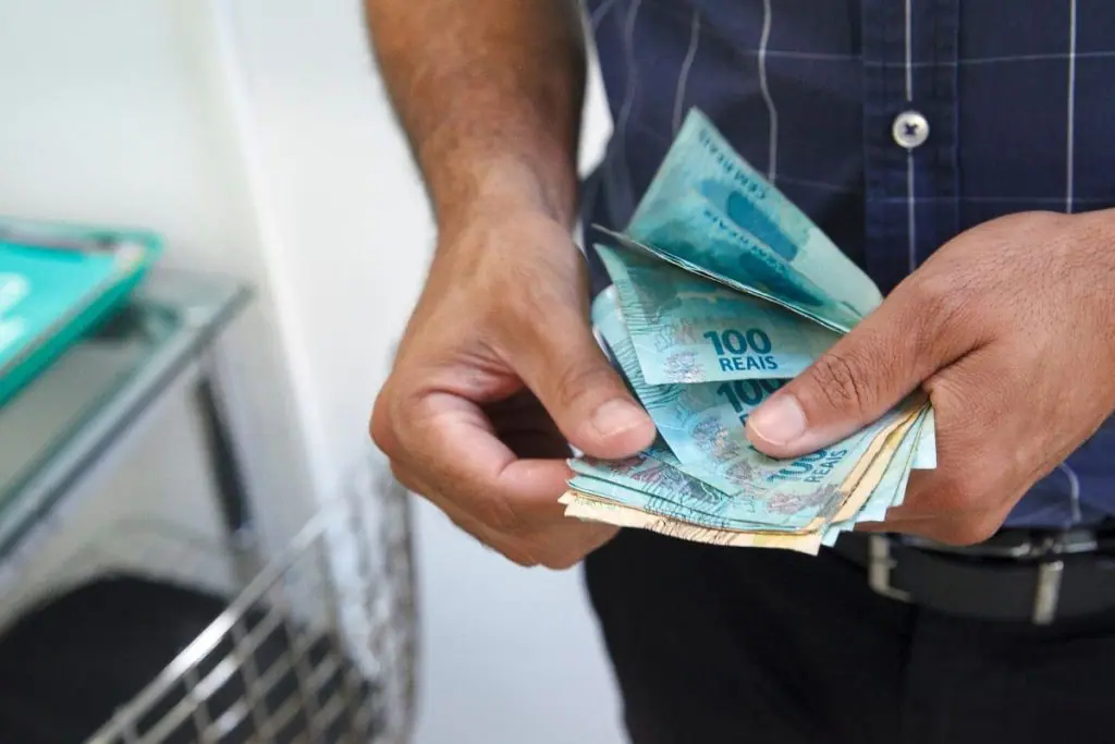 Aposentados começam a receber 13º salário antecipado, confira. Imagem: Canva