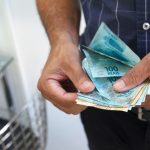 Aposentados começam a receber 13º salário antecipado, confira. Imagem: Canva