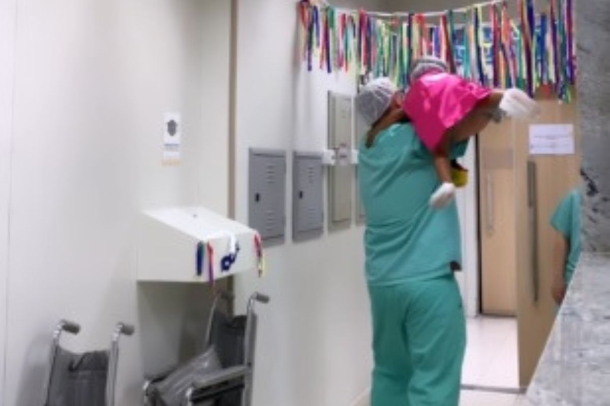 Médico veste crianças de super-heróis antes de cirurgia e vídeo comove Instagram. Foto: Reprodução Instagram
