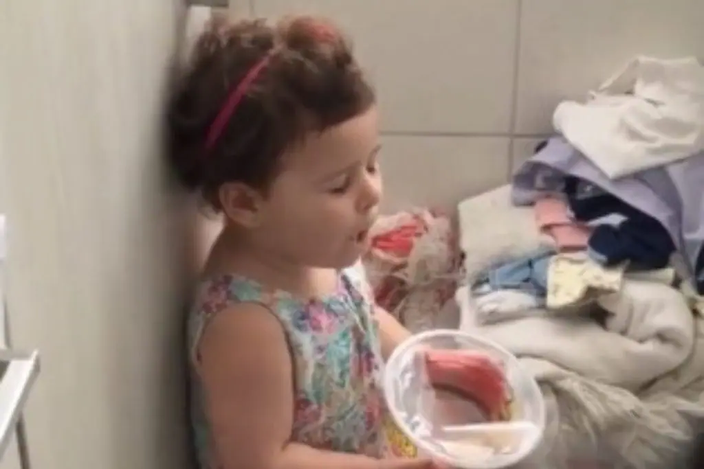 Paçoca da discórdia: mãe flagra filha em SC e vídeo viraliza; alerta de fofura. Foto: Reprodução