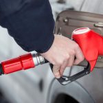 Gasolina: como a alta dos preços afeta o bolso da população mais carente? Foto: Canva