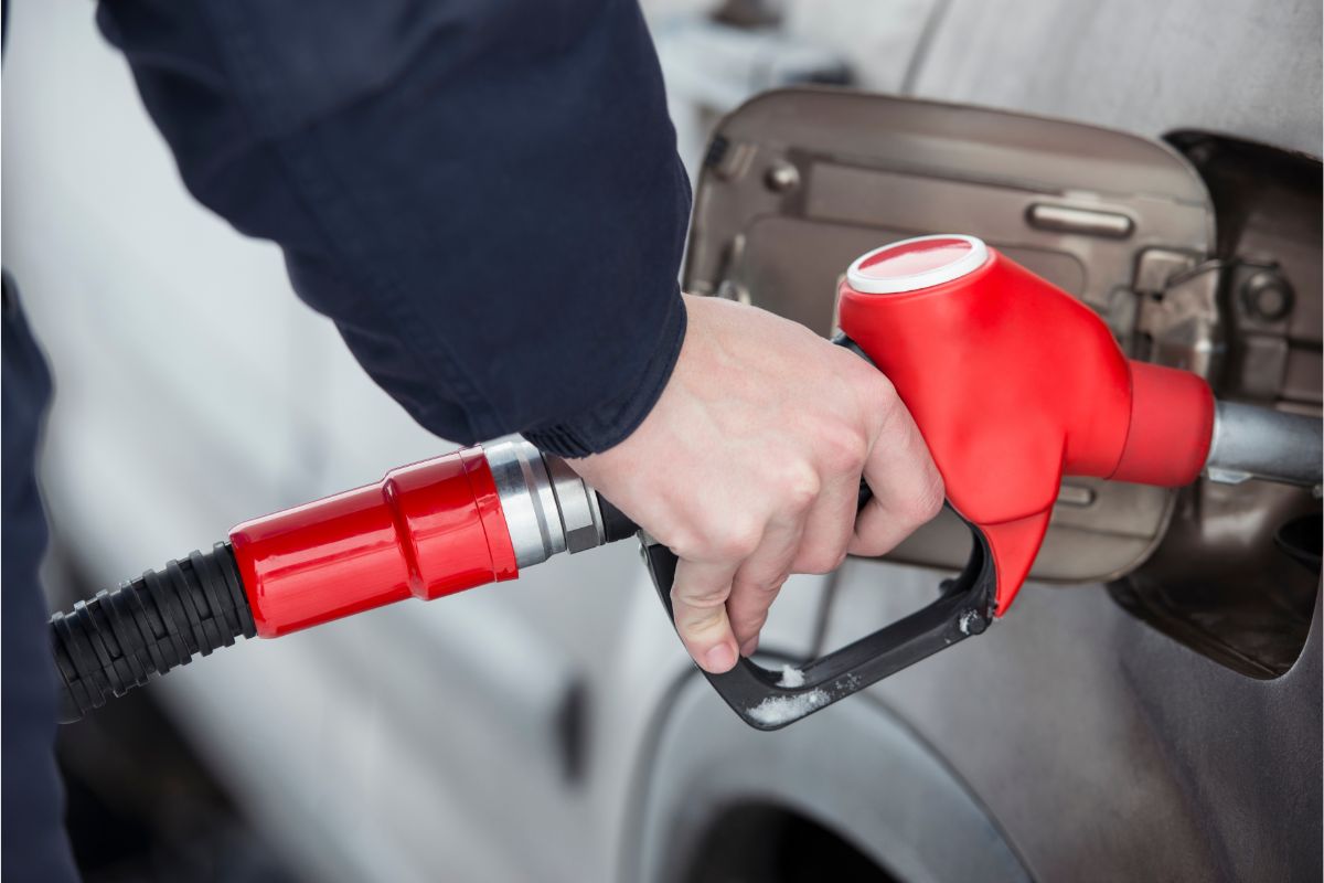 Gasolina: como a alta dos preços afeta o bolso da população mais carente? Foto: Canva