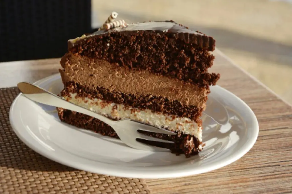 Bolo de café coom cobertura de chocolate / Reprodução Instagram