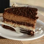 Bolo de café coom cobertura de chocolate / Reprodução Instagram