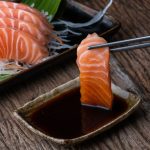 Salmão defumado com wasabi e shoyu - Reprodução Canva Pro