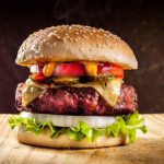 hambúrguer caseiro. Reprodução / Canva