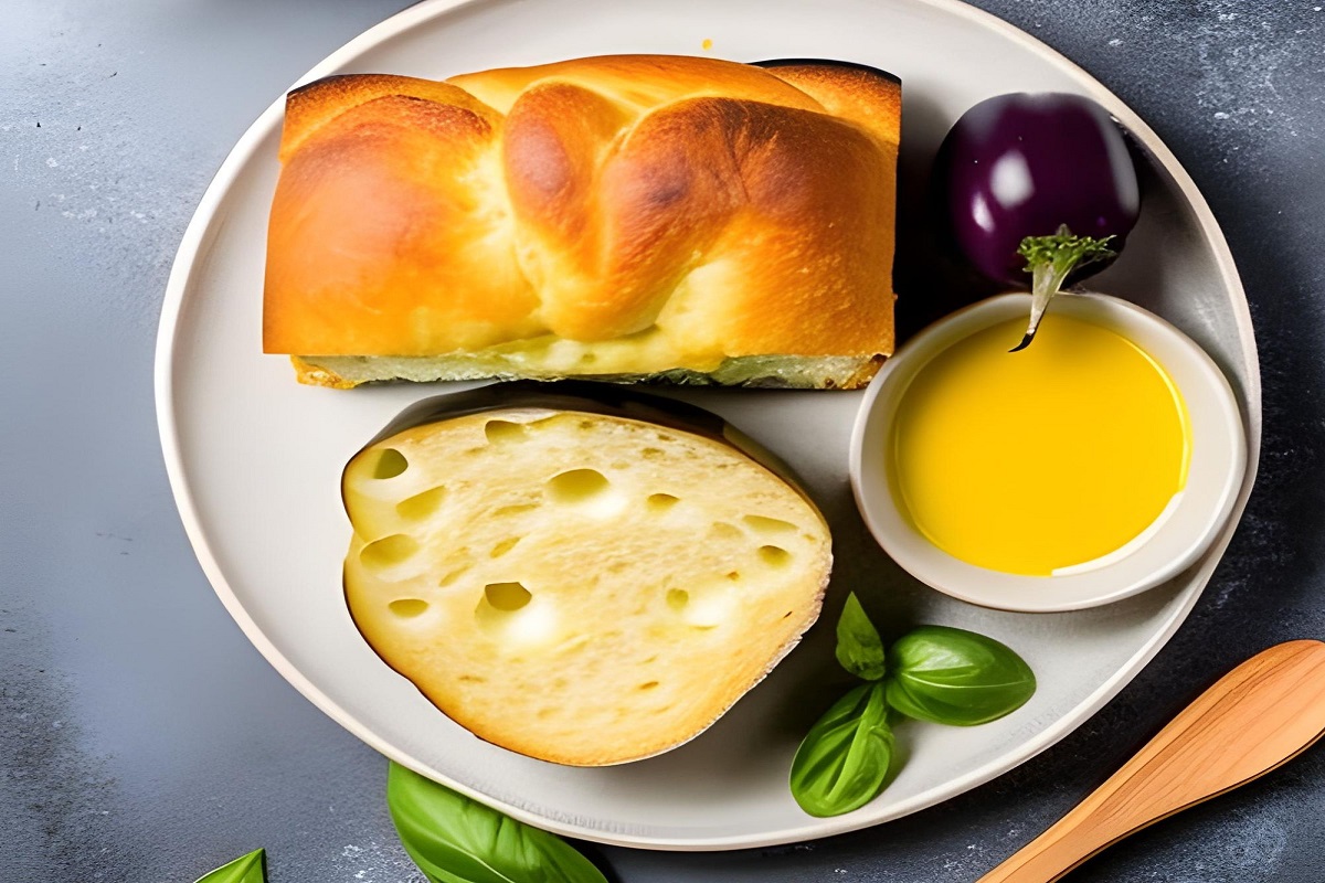 Pão de queijo com berinjela e açafrão / Reprodução CANVA