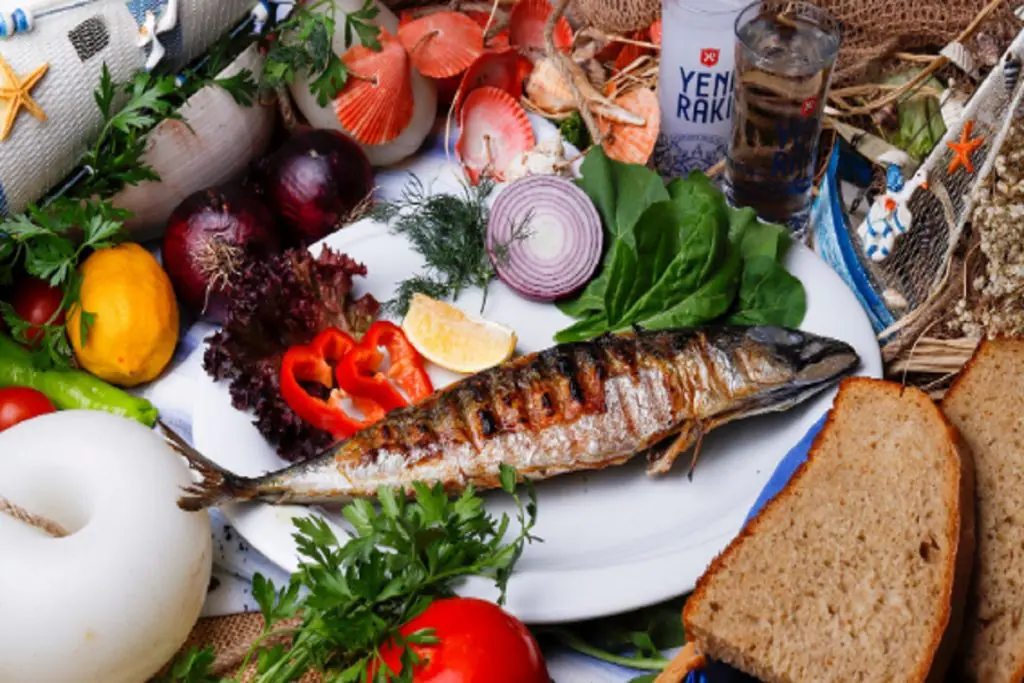 Peixe com gergilim preto / Reprodução CANVA