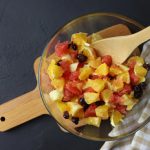 Salada de fruta com açafrão e canela em pó / Reprodução canva pro