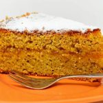 Bolo chocolate com cenoura / Reprodução CANVA