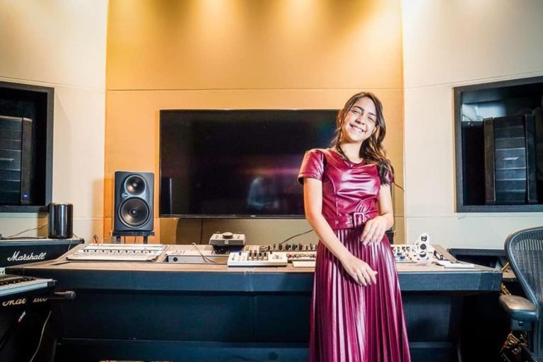 Vitoria Souza, pregadora de 17 anos, cria climão em Igreja após bate-boca com pastor; confira. Foto: Redes sociais