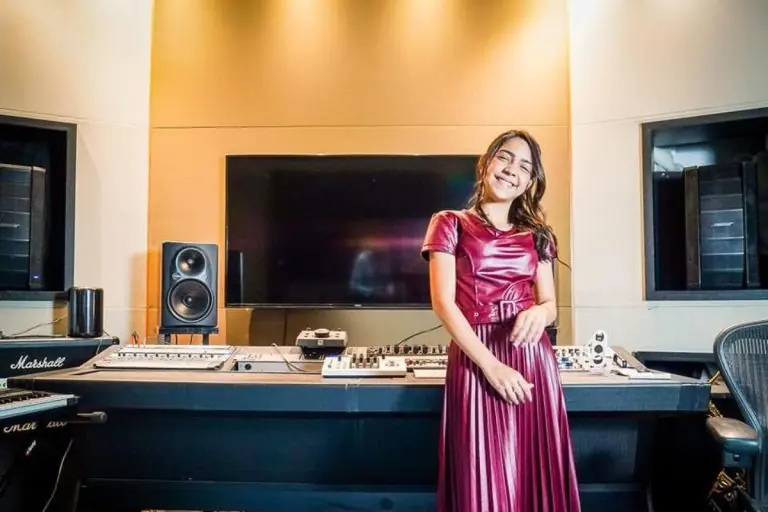 Vitória Souza, pregadora de 17 anos, cria climão em Igreja após bate-boca com pastor; confira