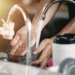 Lavar louça no frio nunca foi tão fácil: aprenda truques práticos para manter sua cozinha impecável!