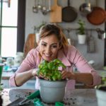 Manjericão fresco e poderoso: aprenda a cultivar a erva e prepare pratos incríveis e um chá revigorante