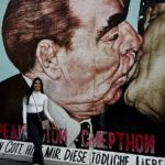 Fernanda Concon curte viagem à Alemanha e posta foto no ‘famoso beijo’; veja a reação da web. Foto: Instagram