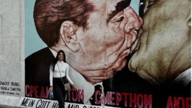 Fernanda Concon curte viagem à Alemanha e posta foto no ‘famoso beijo’; veja a reação da web. Foto: Instagram