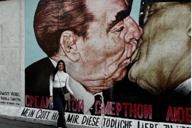 Fernanda Concon curte viagem à Alemanha e posta foto no ‘famoso beijo’; veja a reação da web. Foto: Instagram