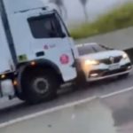 Caminhão arrasta carro após tentativa de assalto no interior de SP. Foto: Reprodução