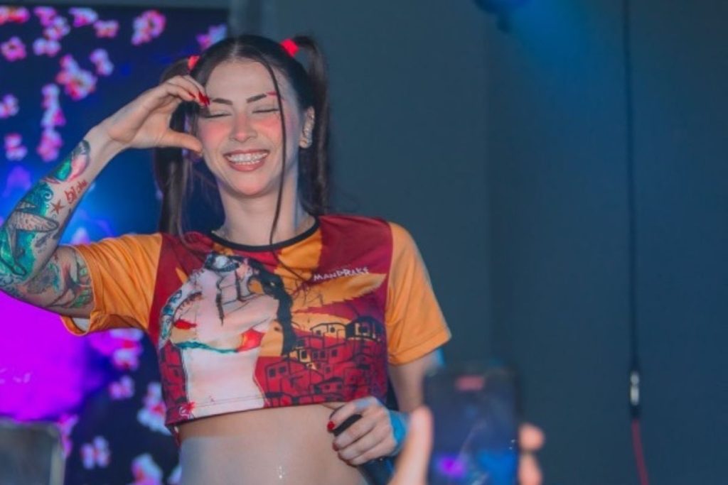 MC Pipokinha surpreende fãs em vídeo: ela provoca