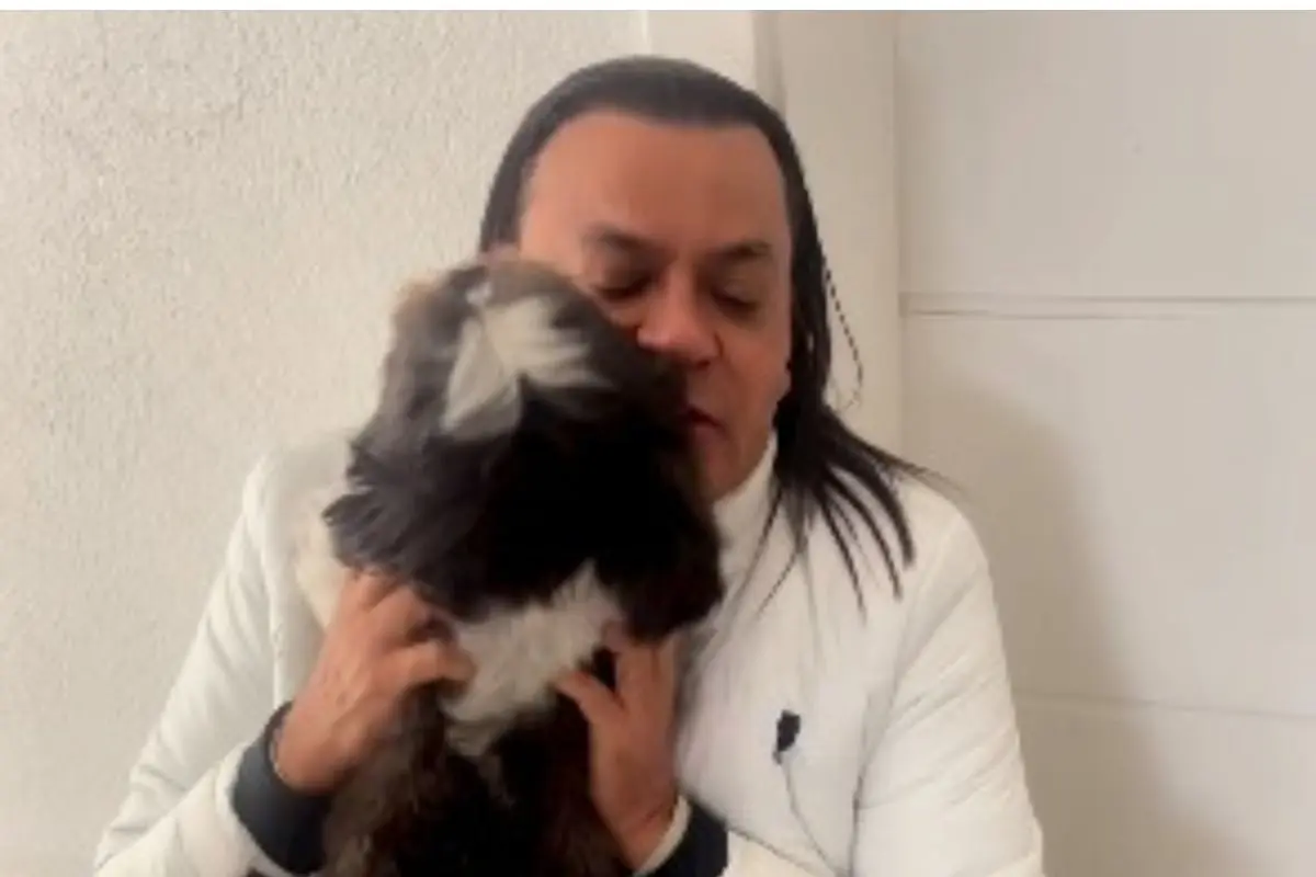 Frank Aguiar brinca com cachorrinho de estimação e vídeo comove web; confira Frank Aguiar brinca com cachorrinho de estimação e vídeo comove web; confira
