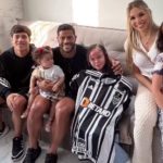 Hulk emociona fãs e surpreende pequena Alice, torcedora fanática do Atlético; veja vídeo