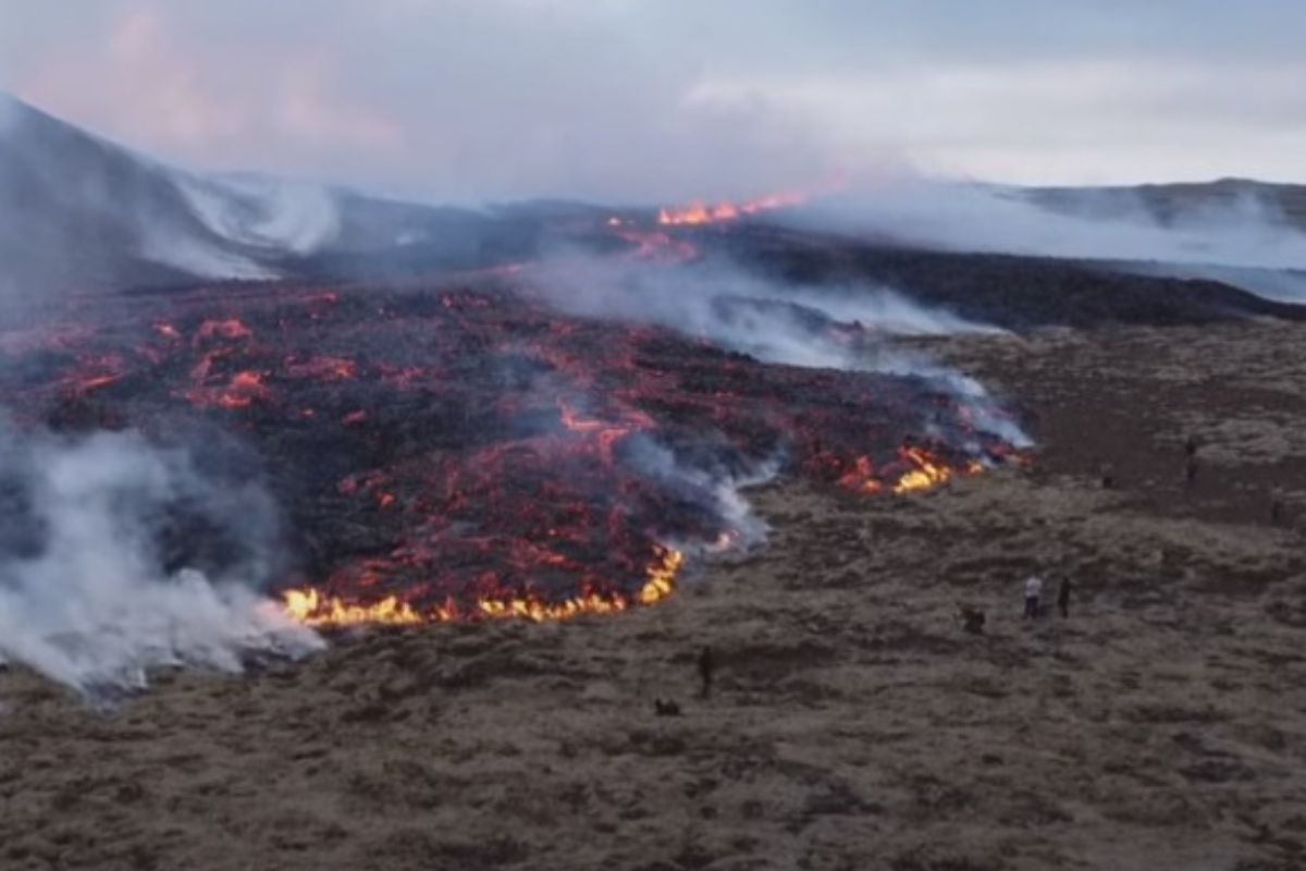 Vulcão em erupção na Islândia: você teria coragem encarar? Vídeo viraliza na web
