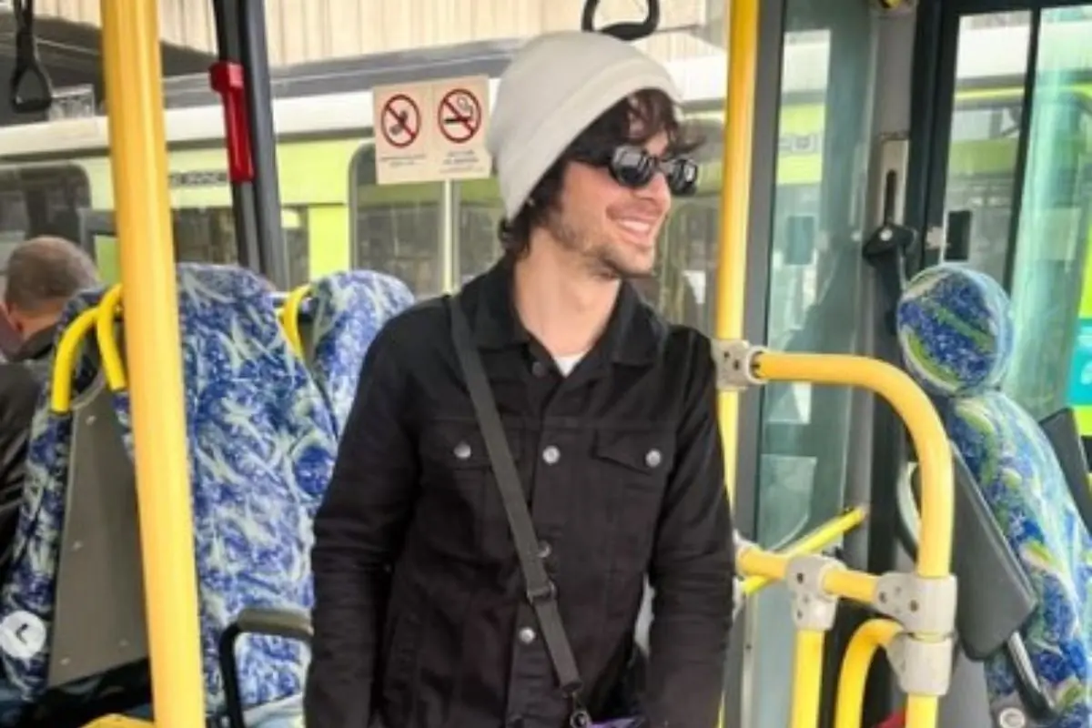 Fiuk de ônibus e em hotel longe da praia; artista debocha e até vira piada na web. Foto: Instagram Fiuk de ônibus e em hotel longe da praia; artista debocha e até vira piada na web. Foto: Instagram