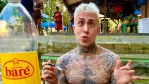 Mc Daniel dentro da Hilux: cantor comemora sucesso da música no Spotify; confira. Foto: Instagram